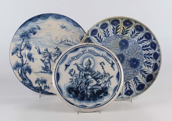 Due piatti e formella tonda in porcellana bianca e blu