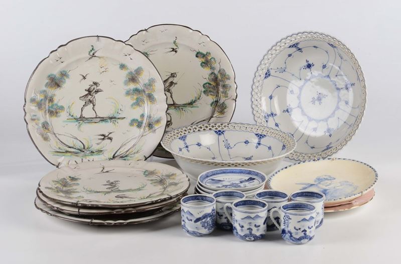 Nove piattini diversi e sei tazze con piattino tipo cina in porcellana  - Auction Fine Art - Cambi Casa d'Aste