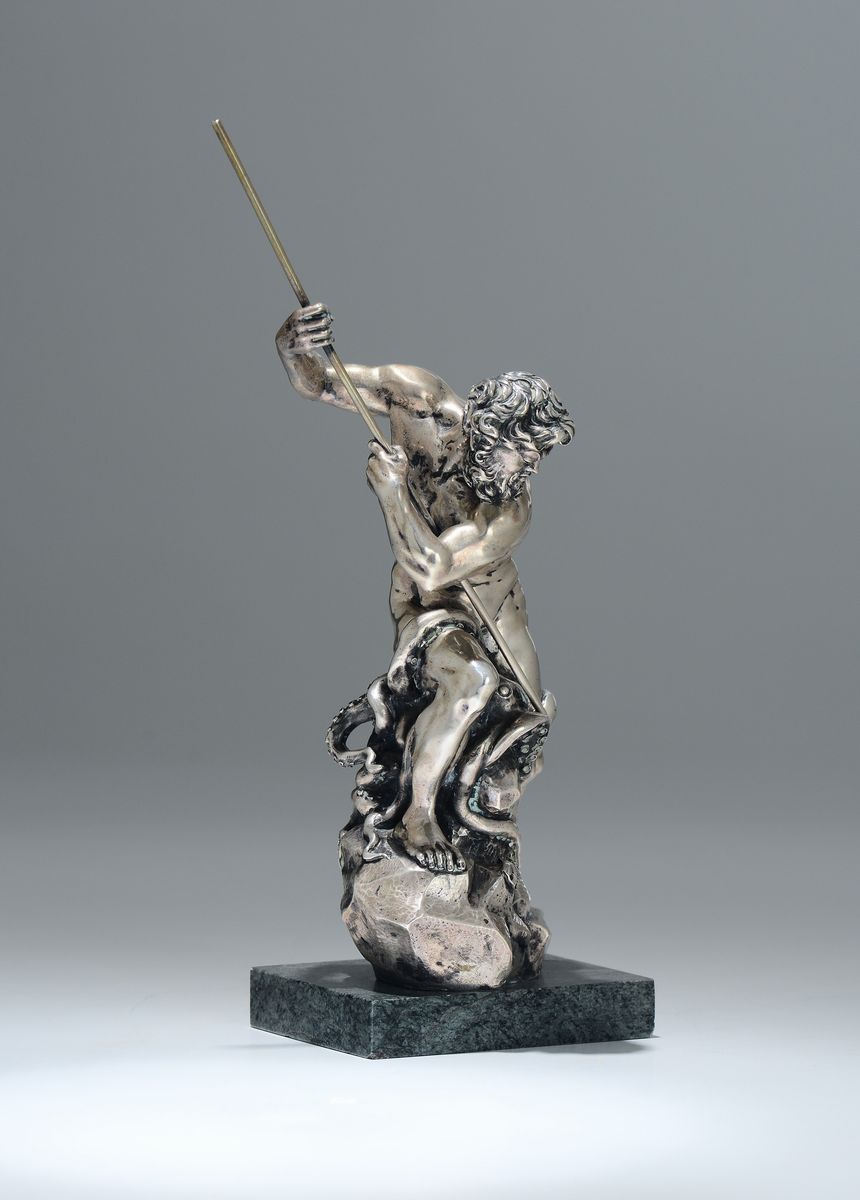 Scultura in Argento Fuso e Cesellato su Base in Marmo Verde Raffigurante Nettuno che Lotta con un...