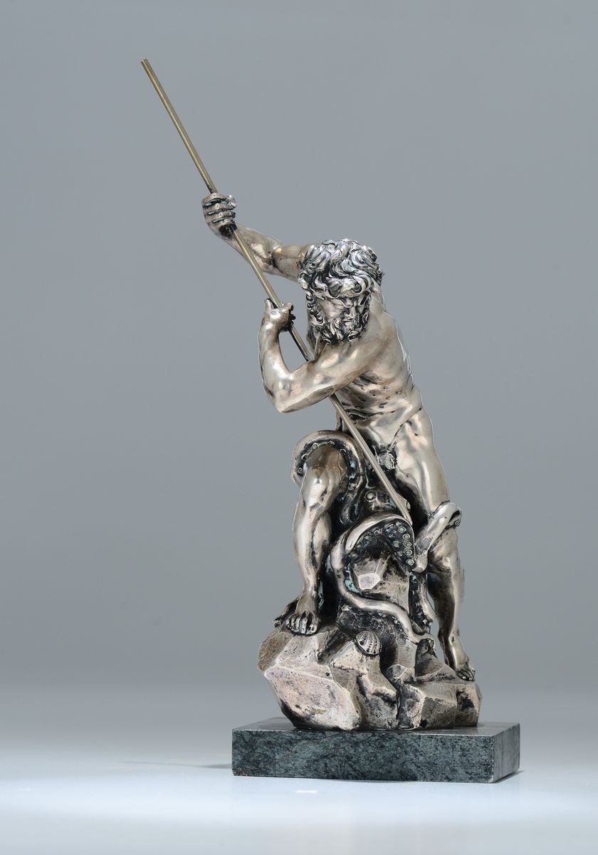 Scultura in Argento Fuso e Cesellato su Base in Marmo Verde Raffigurante Nettuno che Lotta con un...