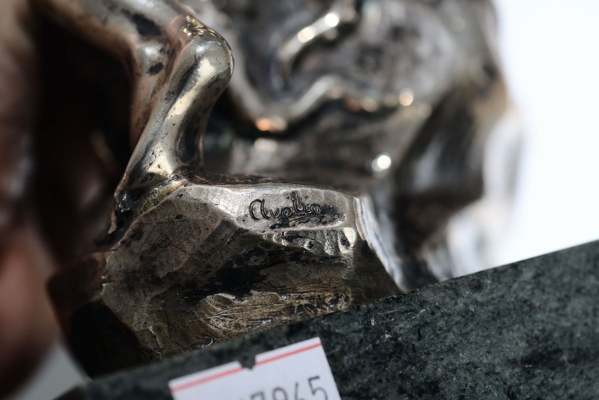 Scultura in Argento Fuso e Cesellato su Base in Marmo Verde Raffigurante Nettuno che Lotta con un...