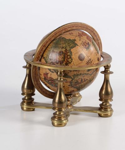 Piccolo Mappamondo in Stile Antico