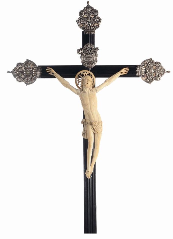 Grande crocifisso in avorio scolpito, XIX secolo