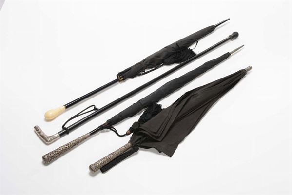 Lotto composto da tre ombrelli e bastone con manici lavorati