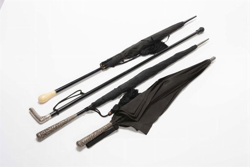 Lotto composto da tre ombrelli e bastone con manici lavorati  - Auction Fine Art - Cambi Casa d'Aste