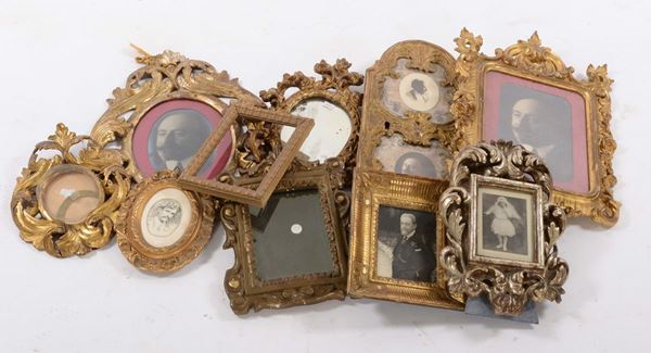 Lotto di sei cornici in legno intagliato e dorato ed una in metallo, XX secolo