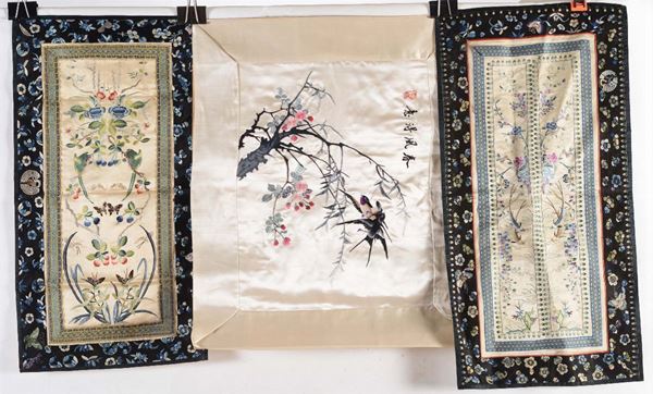 Tre stoffe in seta ricamata con fiori e animali di gusto orientale