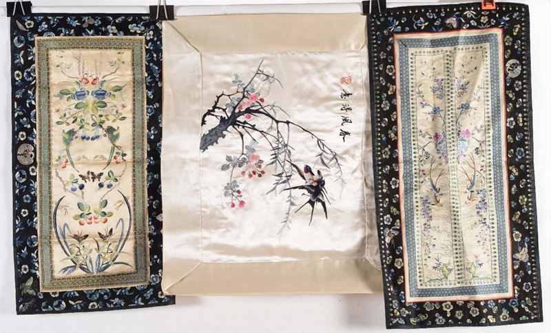 Tre stoffe in seta ricamata con fiori e animali di gusto orientale  - Asta Antiquariato - Cambi Casa d'Aste