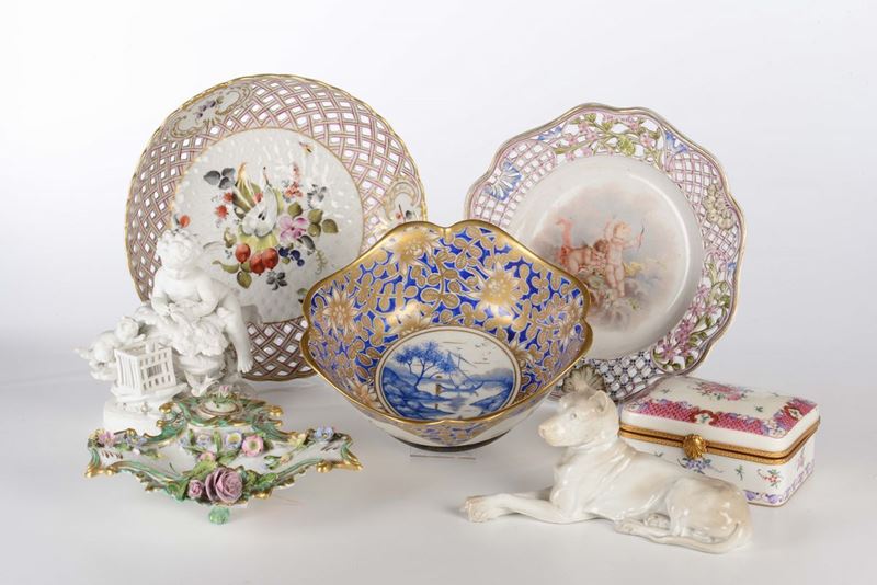 Cinque pezzi in porcellana policroma  - Asta Antiquariato - Cambi Casa d'Aste
