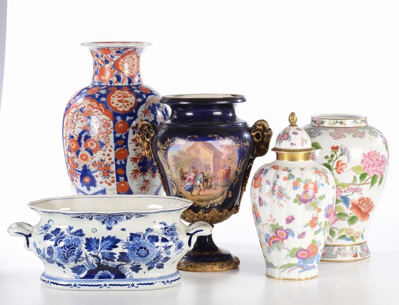 Lotto di cinque oggetti in porcellana  - Asta Antiquariato - Cambi Casa d'Aste
