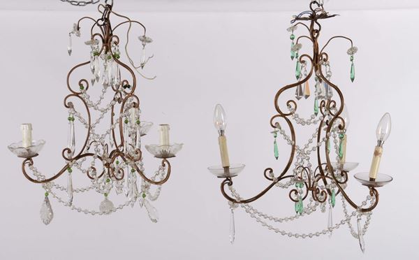 Tre piccoli lampadari con gocce in cristallo, XX secolo