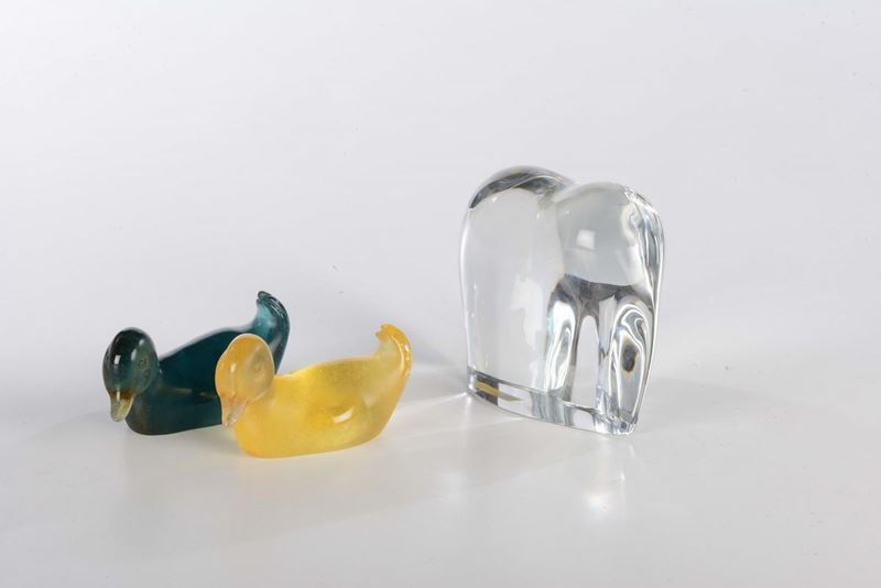 Elefante in cristallo Baccarat e due papere Daum in vetro colorato  - Asta Antiquariato - Cambi Casa d'Aste