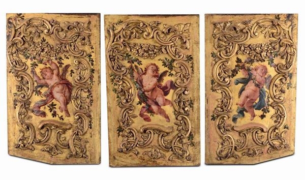 Tre pannelli in legno dorato e decorato con putti in policromia, XVIII secolo