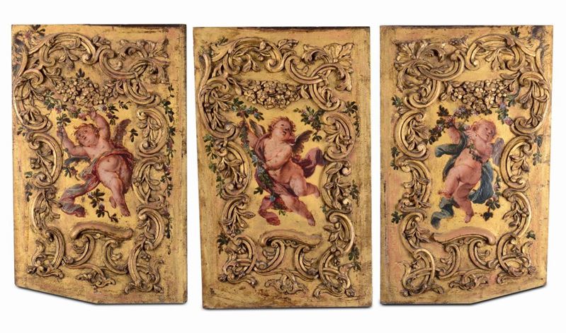 Tre pannelli in legno dorato e decorato con putti in policromia, XVIII secolo  - Asta Importanti Oggetti e Arredi - Cambi Casa d'Aste