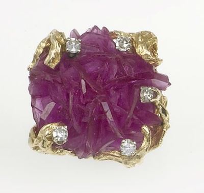 Anello con Rubino Inciso e Piccoli Diamanti