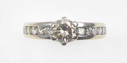 Solitaire con diamante fancy colour di ct 0,80 circa  - Asta Antiquariato - Cambi Casa d'Aste