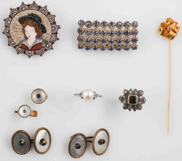 Lot composed by three brooches, two rings and cufflinks mounted in gold and metal
