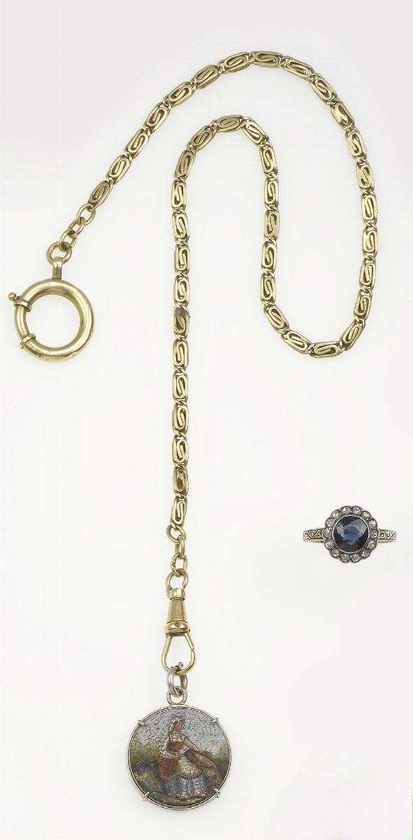 Lotto composto da una catena da orologio, un pendente con micromosaico ed un anello con zaffiro