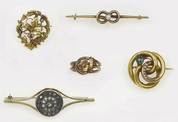 Lot composed by four 9k gold brooches and a ring with a paste