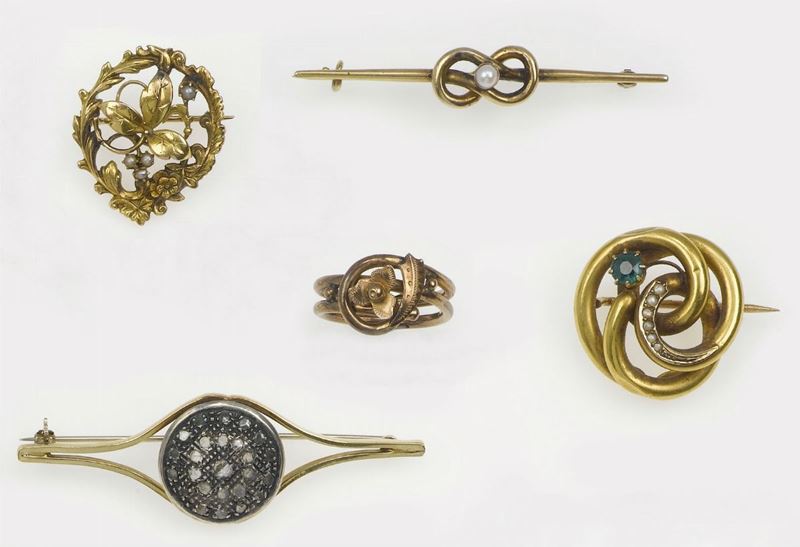 Lot composed by four 9k gold brooches and a ring with a paste  - Auction Fine Art - Cambi Casa d'Aste