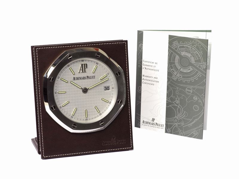 Audemars Piguet, Royal Oak. Fine stainless steel and leather  hand wound table clock with date. Accompanied by the original fitted box, Guarantee and instruction booklet. Made in the 2000's.  - Auction Watches and Pocket Watches - Cambi Casa d'Aste