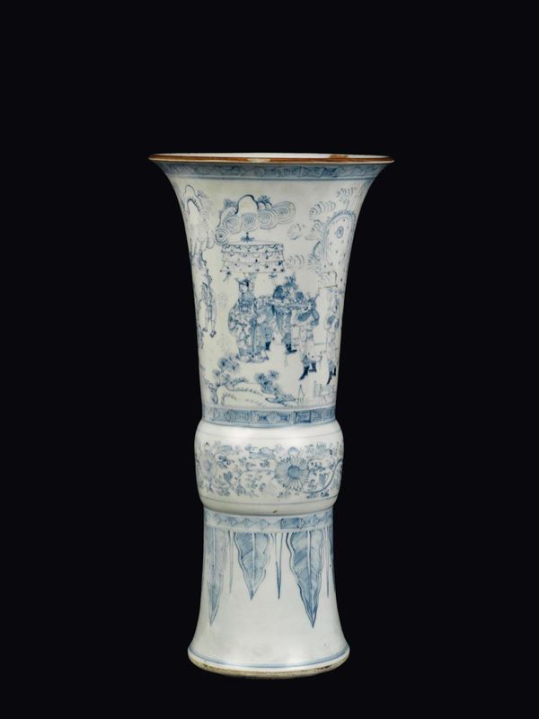 Vaso Baker Gu in porcellana bianca e blu con decoro di dignitari ed iscrizione, Cina, Dinastia Qing, epoca Kangxi (1662-1722)