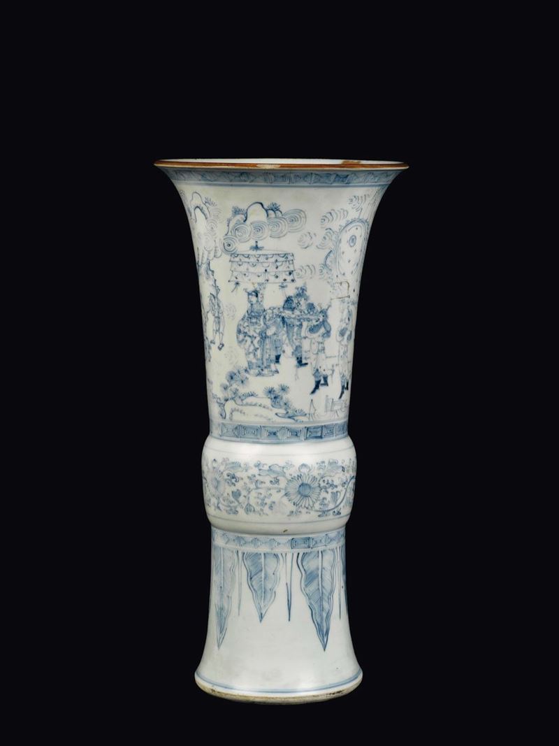 Vaso Baker Gu in porcellana bianca e blu con decoro di dignitari ed iscrizione, Cina, Dinastia Qing, epoca Kangxi (1662-1722)  - Asta Fine Chinese Works of Art - Cambi Casa d'Aste