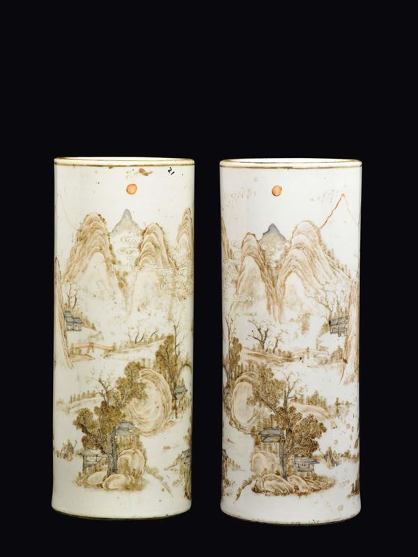 Coppia di vasi in porcellana a decoro paesaggistico, Cina, Dinastia Qing, XIX secolo