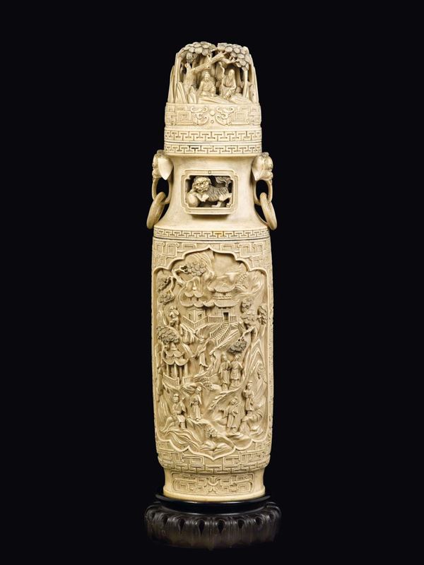 Vaso con coperchio scolpito in avorio con riserve raffiguranti personaggi e cani di Pho ed anse ad anelli, Cina, Dinastia Qing, XIX secolo