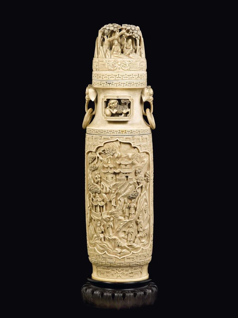 Vaso con coperchio scolpito in avorio con riserve raffiguranti personaggi e cani di Pho ed anse ad anelli, Cina, Dinastia Qing, XIX secolo  - Asta Fine Chinese Works of Art - Cambi Casa d'Aste