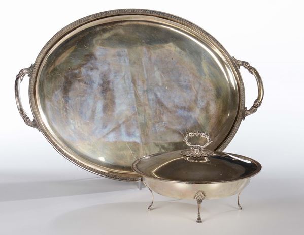 Vassoio ovale con manici e legumiera in argento