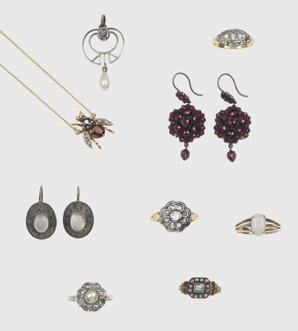 Lot composed by two pendants, two pair of earrings and five rings