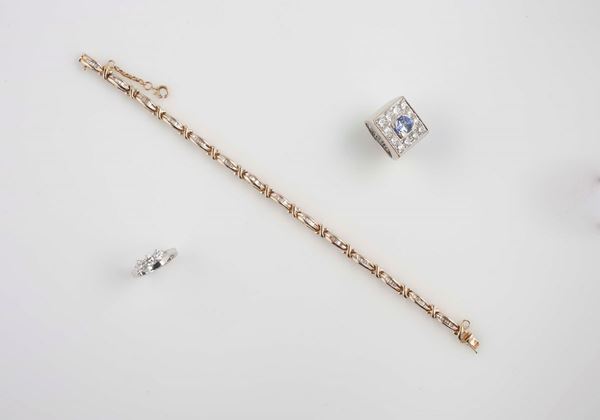 Lotto composto da un braccialetto, un anello trilogy ed un anello con zaffiro e diamanti