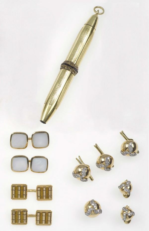 Lot composed by three pair of cufflinks and a gold plated pen