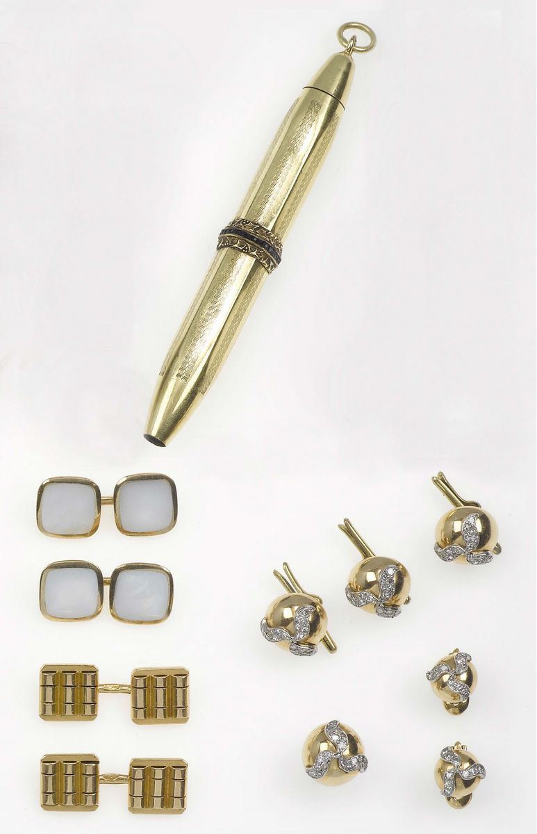 Three pair of cufflinks and a gold plated pen  - Auction Jewels Timed Auction - Cambi Casa d'Aste