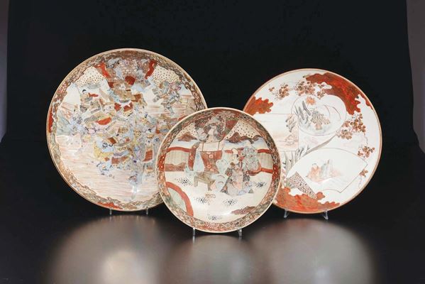 Tre piatti in porcellana Satsuma con scene di battaglia e di vita comune, Giappone, XIX secolo