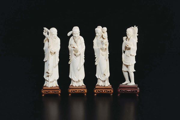Lotto composto da quattro figure di saggi scolpiti in avorio, Cina, inizio XX secolo