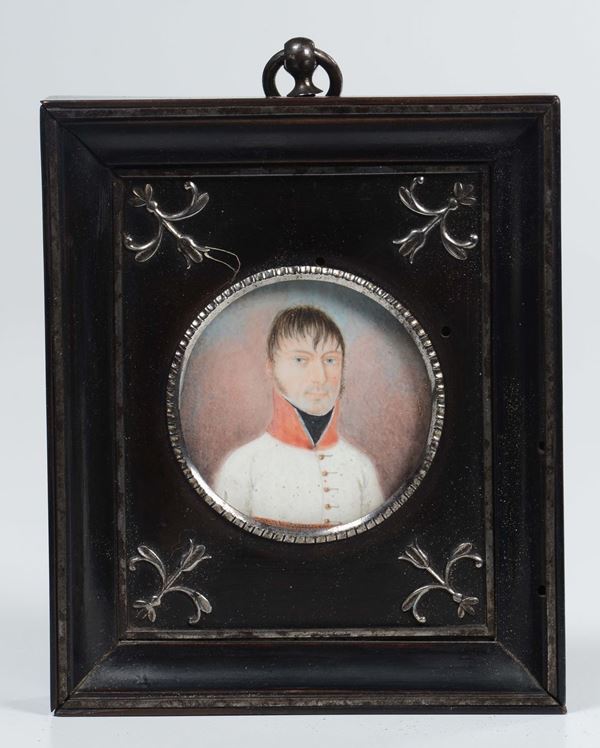 Miniatura  su avorio raffigurante gentiluomo in uniforme bianca, XIX secolo
