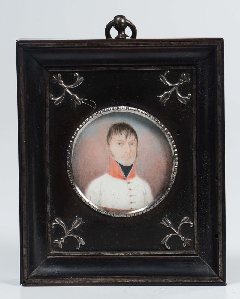 Miniatura  su avorio raffigurante gentiluomo in uniforme bianca, XIX secolo  - Asta Antiquariato - Cambi Casa d'Aste
