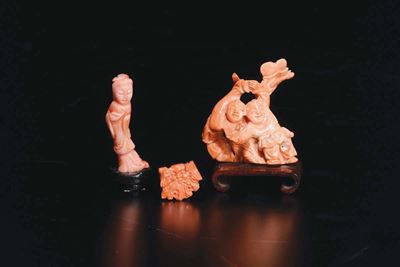 Lotto di Tre Piccoli Gruppi in Corallo Raffiguranti Guanyin e Fanciulli, Cina, Inizio XX Secolo