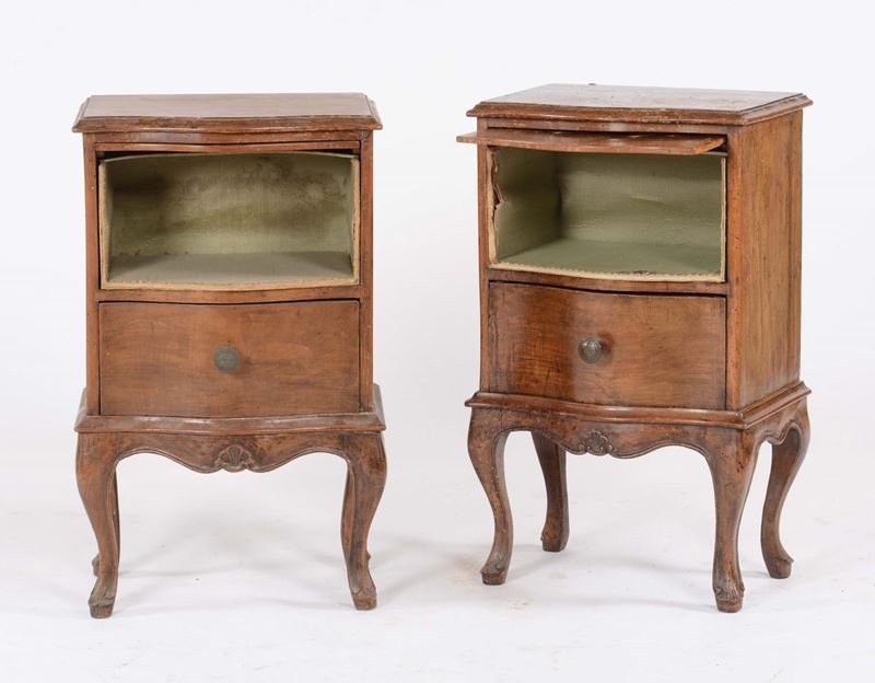 Coppia di comodini in noce massello, XX secolo  - Asta Antiquariato - Cambi Casa d'Aste