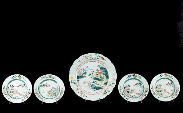 Lotto composto da quattro piattini ed un piatto grande in porcellana a smalti policromi raffiguranti paesaggio fluviale, Cina, Dinastia Qing, XVIII secolo