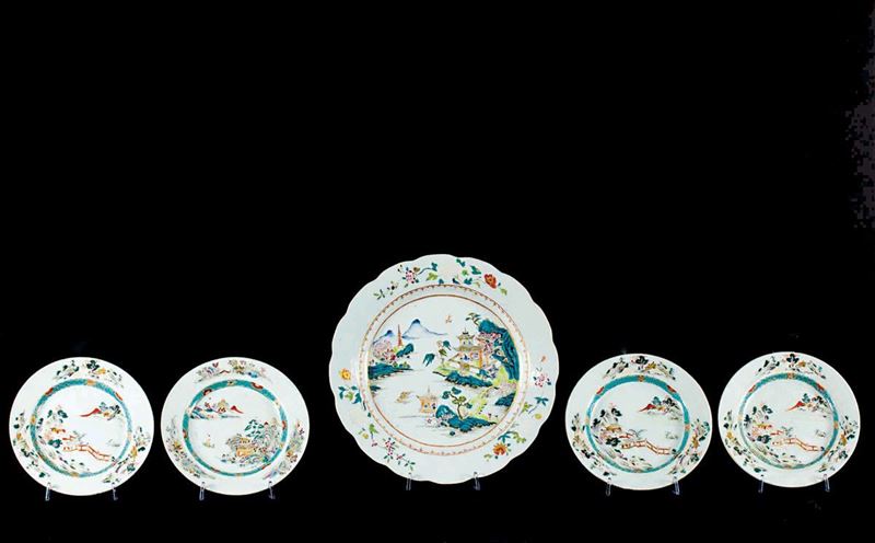 A lot of polychrome enamelled porcelain dishes depicting river landscape, four small and one big, China, Qing Dynasty, 18th century  - Auction Chinese Works of Art - Cambi Casa d'Aste