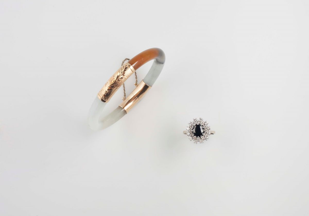 Lotto Composto da Anello con Zaffiro e Diamanti ed un Bangle in Agata