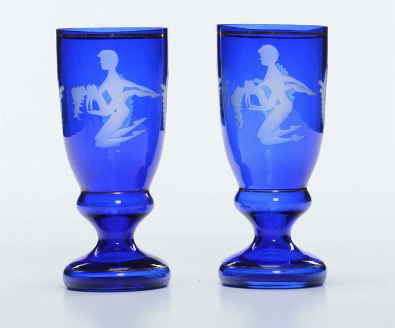 Due bicchieri in cristallo blu cobalto a soggetto erotico  - Asta Asta a Tempo Antiquariato - Cambi Casa d'Aste