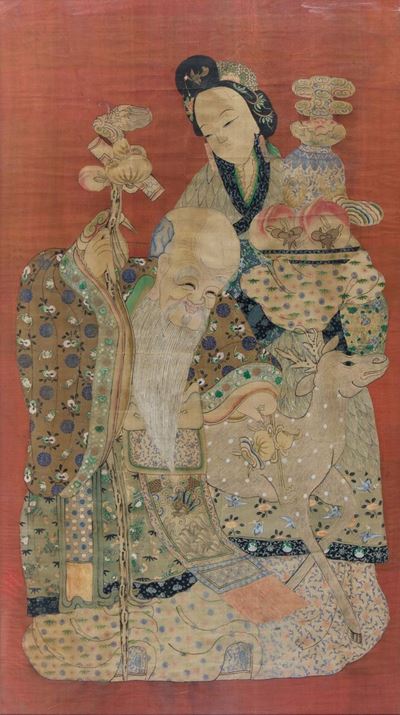 Tessuto Kesi a Fondo Rosso Raffigurante Guanyin e Shoulao, Cina, Inizio XX Secolo