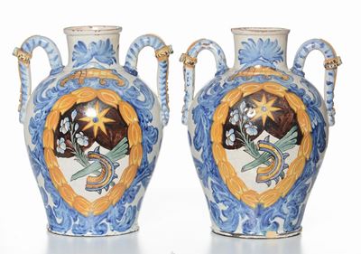 Coppia di Vasi Biansati in Maiolica Policroma, XIX Secolo