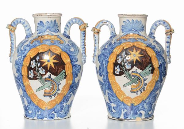 Coppia di vasi biansati in maiolica policroma, XIX secolo