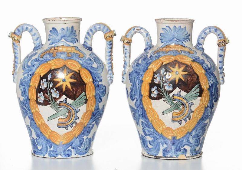 Coppia di vasi biansati in maiolica policroma, XIX secolo  - Asta Antiquariato - Cambi Casa d'Aste