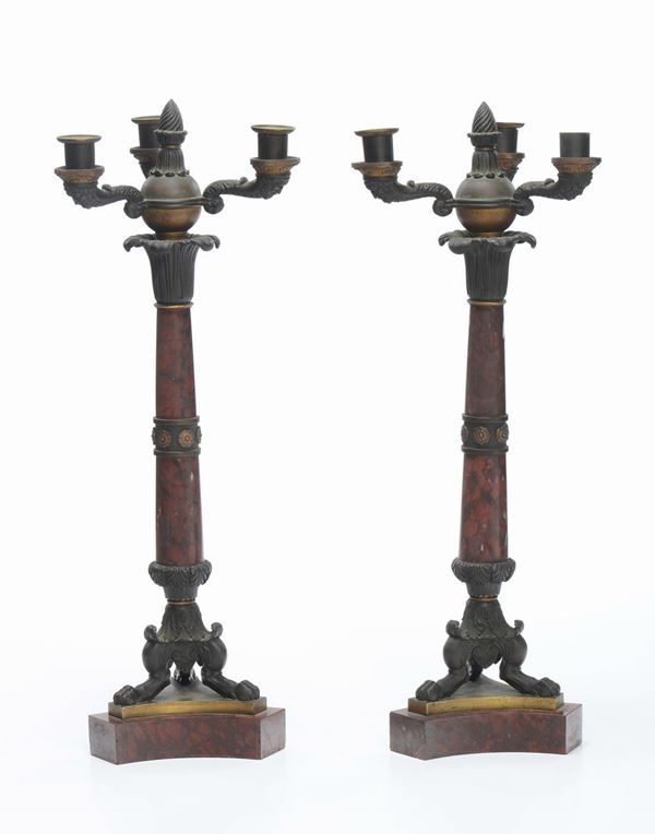 Coppia di candelieri a tre luci in marmo rosso e bronzo brunito, XIX secolo